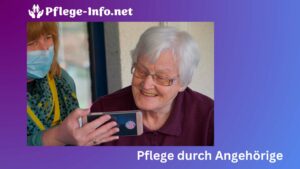 Angehörige zeigt Handy n Pflegebedürftigter Mutter